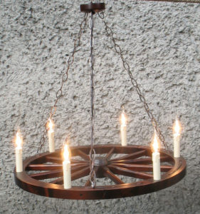Lampa 6pkt ze świeczkami na podstawie koła wozu 71cm